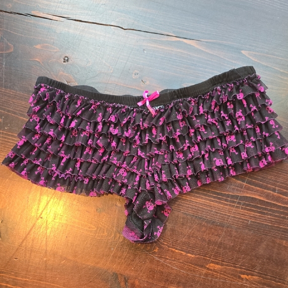 Ruffled Black and Pink Skull Panties M - Picture 1 of 3